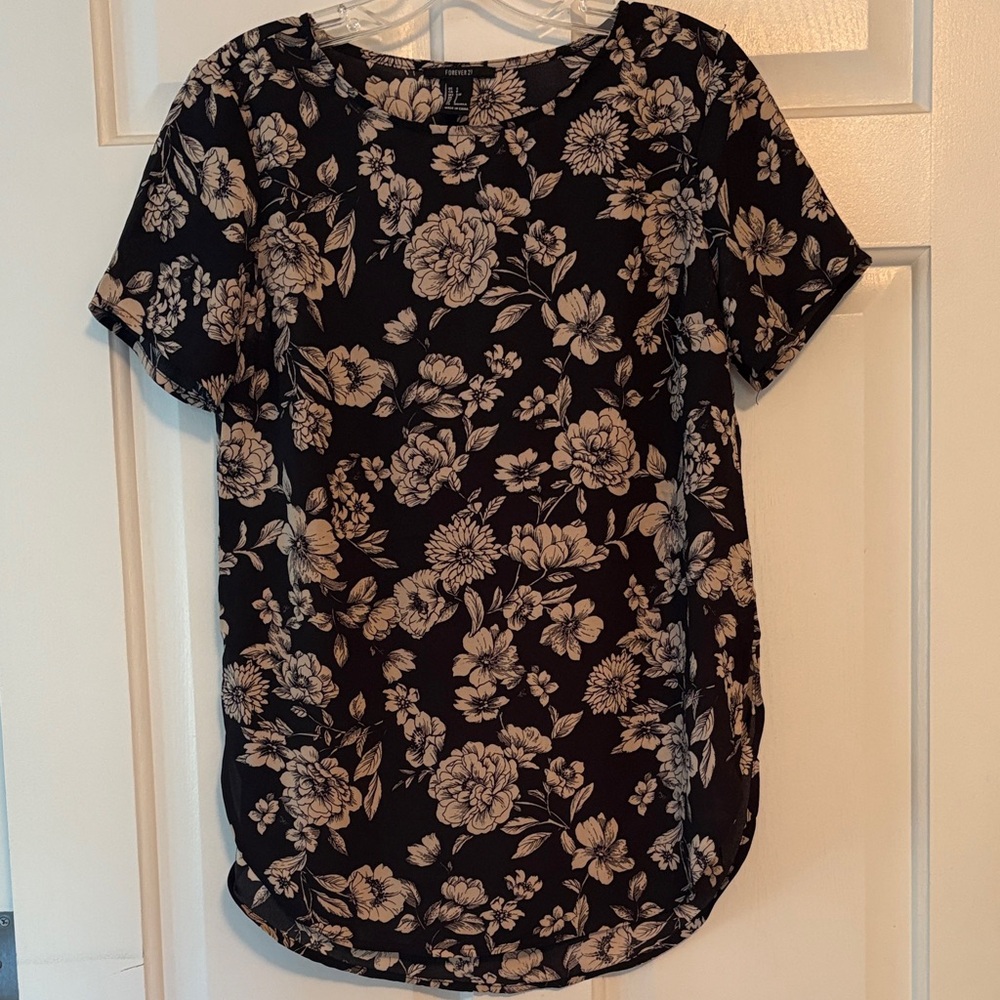 Forever 21 Black and Cream Floral Short Sleeve Top